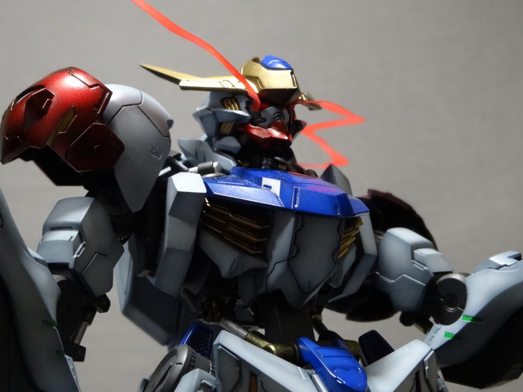 目のエフェクトはクリアファイルを切り、クリアレッドとホワイトのグラデーションで塗装しています。お手軽工作ですが、アニメのイメージが出ているのではないでしょうか。