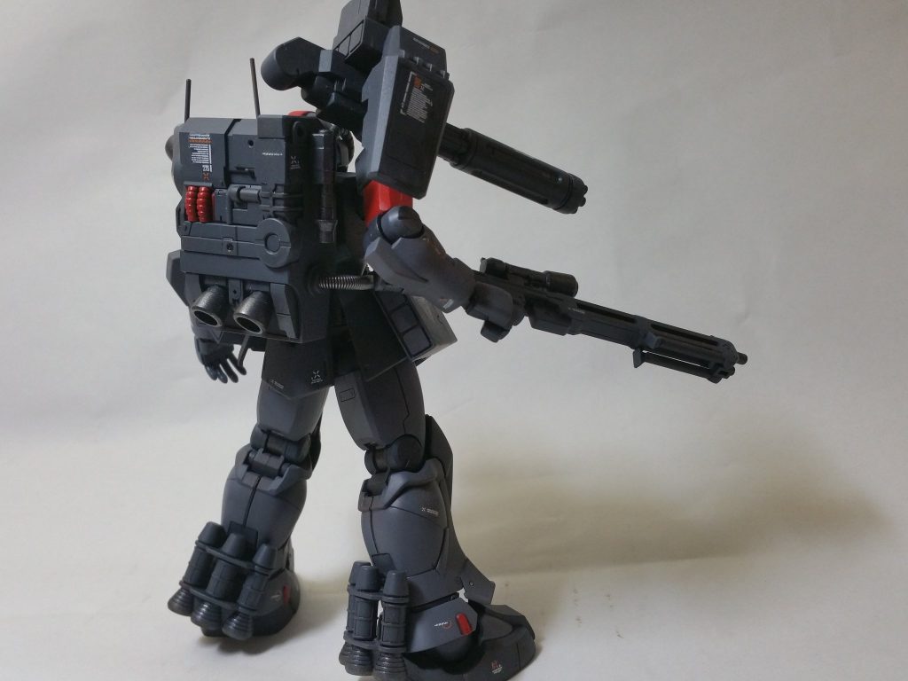 キシリア部隊機の小さなバックパックではエネルギーがすぐ切れそうだなということでザクスナのものを取り付けました。スプリングをパイプにして腰へと接続しています。あと脚部にゲルググのブースターを外付け。