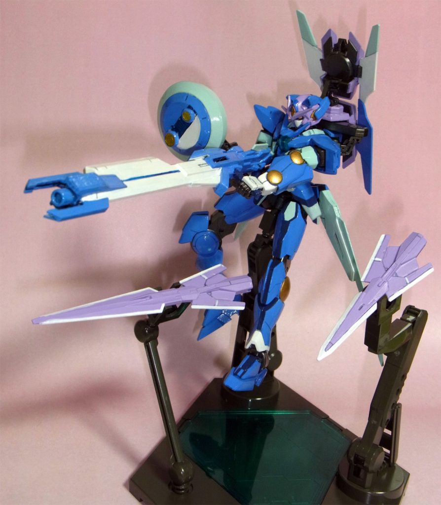 ポリキャップ接続なので基部は可動。精密射撃時に無防備となる本体を護衛するソード型ファング「ハミング」「サイレン」を展開。