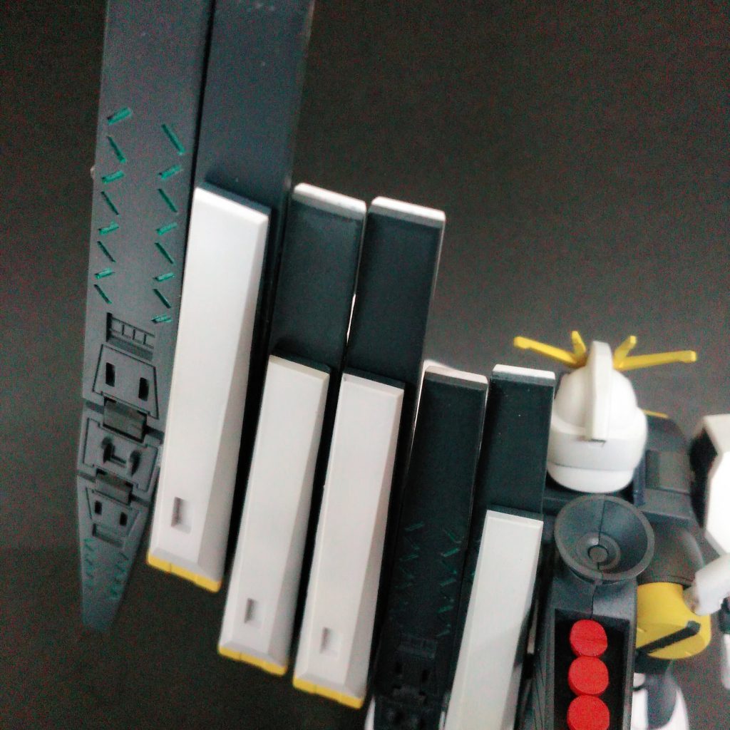 フィン・ファンネルです。
νガンダムの最も特徴的な武装だと思います。
昔、ツイッターで見た作品にフィン・ファンネルのモールドにガンダムマーカーのメタグリーンを入れるというテクニックがあったので僕も真似してみました。
これ、超かっこいいです…