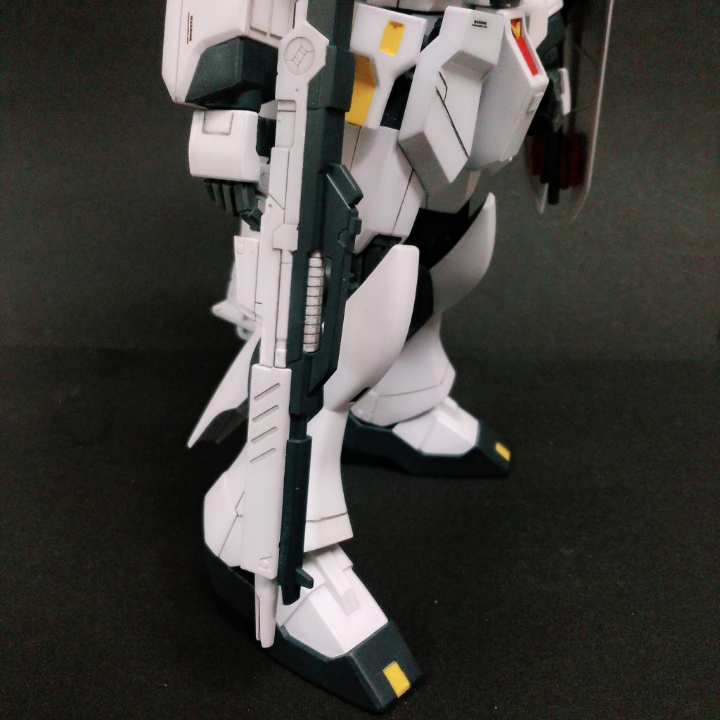 νガンダム専用のビームライフルです。
これ、白い部分のパーツはモナカで組み合わせる感じなんですけど、上から藍色のパーツをつけることで上手く隠せるようになってます。合わせ目消ししない人には嬉しい仕様になっております。