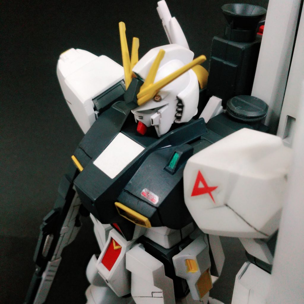 斜め上からの撮影です。
今回はケガキ針とPカッターでスジ彫りしてみました。この写真では肩と胸のダクト周りに彫っているのがわかりますが…まだまだ下手くそですね^^;
スジ彫りのコツなどがあればコメントしてもらえると嬉しいですm(_ _)m