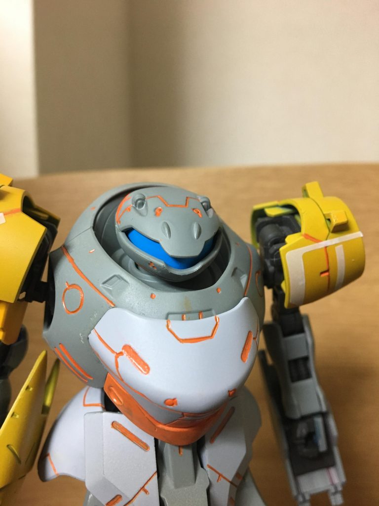 頭部センサーは既存のモノアイセンサーからゴーグルタイプの新型に置き換えられた。