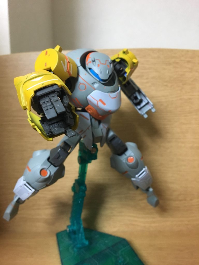 右腕には大型の