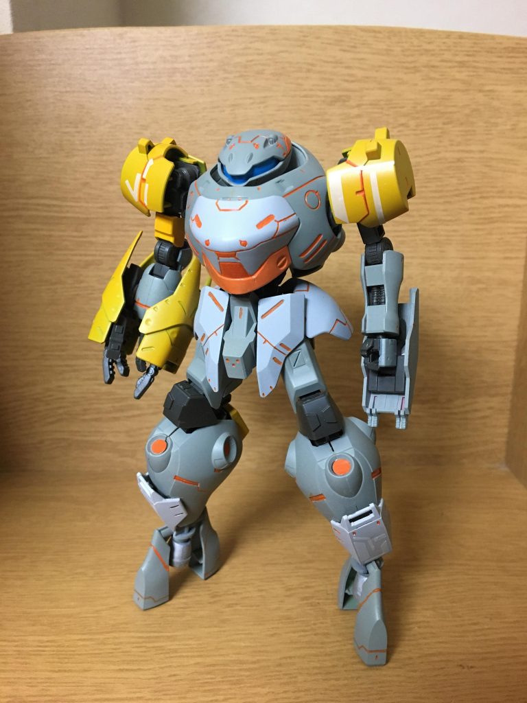 一応自立可能です。ですが使用しているのがかなり前に買ってジャンクになっていたパーツなので膝関節はクタクタになってます…。