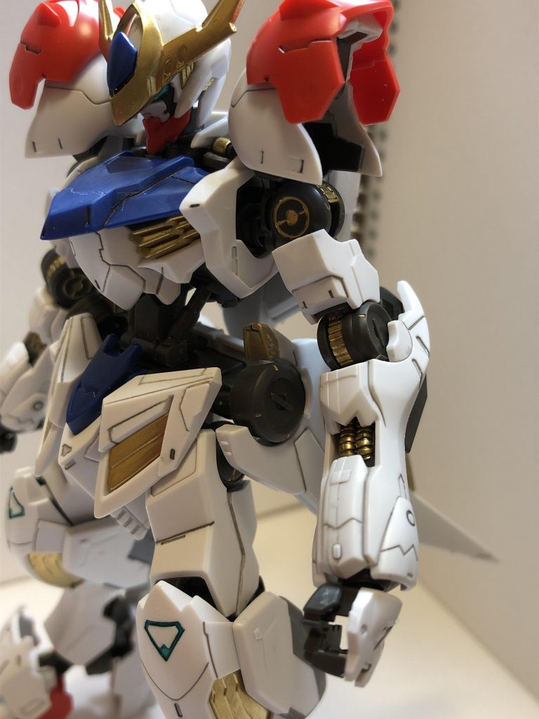 ガンダムフレームの一部と本体のイエローの部分をガンダムマーカーのゴールドで塗装してハイレゾリューションモデル的なディティールを目指しました!