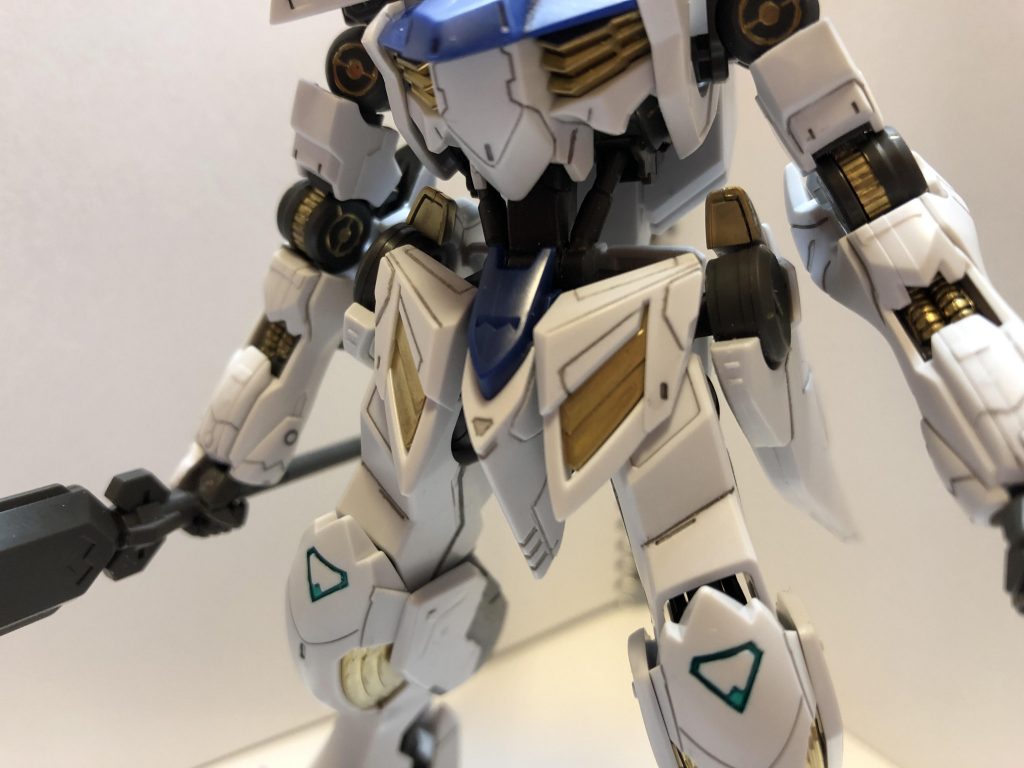 次に挑戦してみたことはスジボリです!フロントアーマーはほとんどディティールがなかったんですが説明書の設定画を参考にしながらスジボリをしました!他にもいくつか掘ってます笑ちまちま失敗してますが情報量増えたので満足してます!