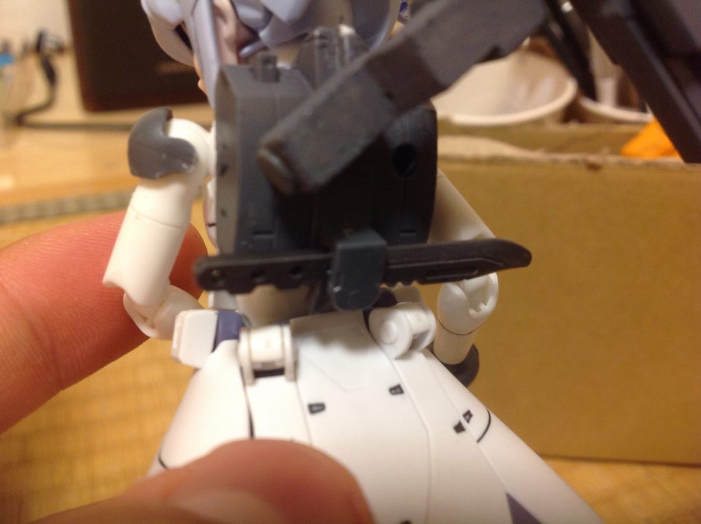 ナイフ持たせました
背中にマウント出来ます