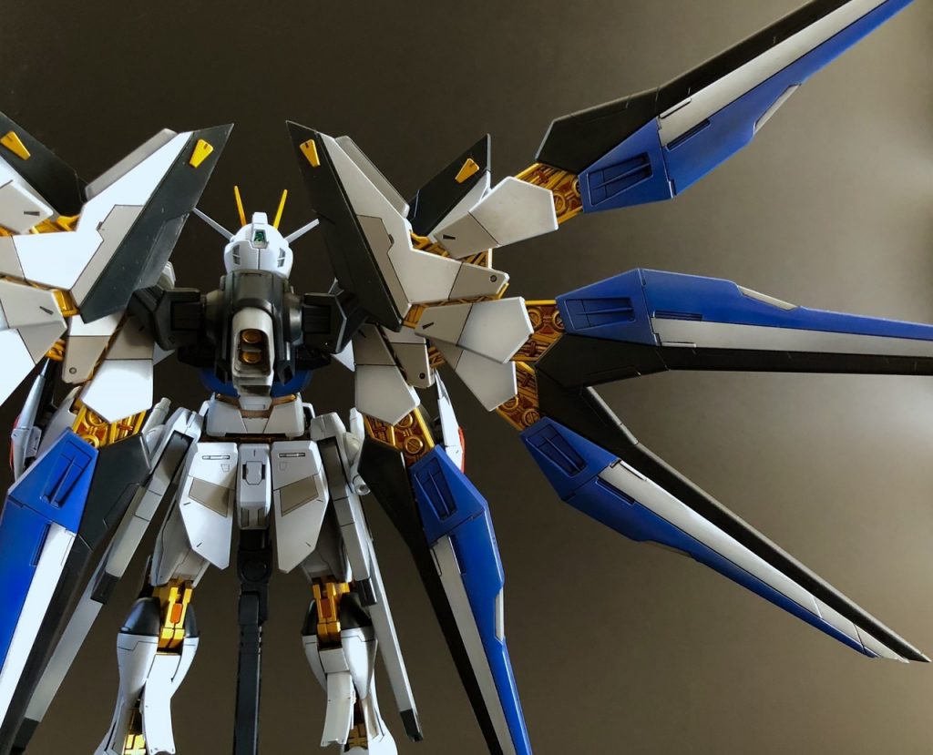 軽やかにした羽根。ガンダムVSを参考に羽根基部のエッジは立てています