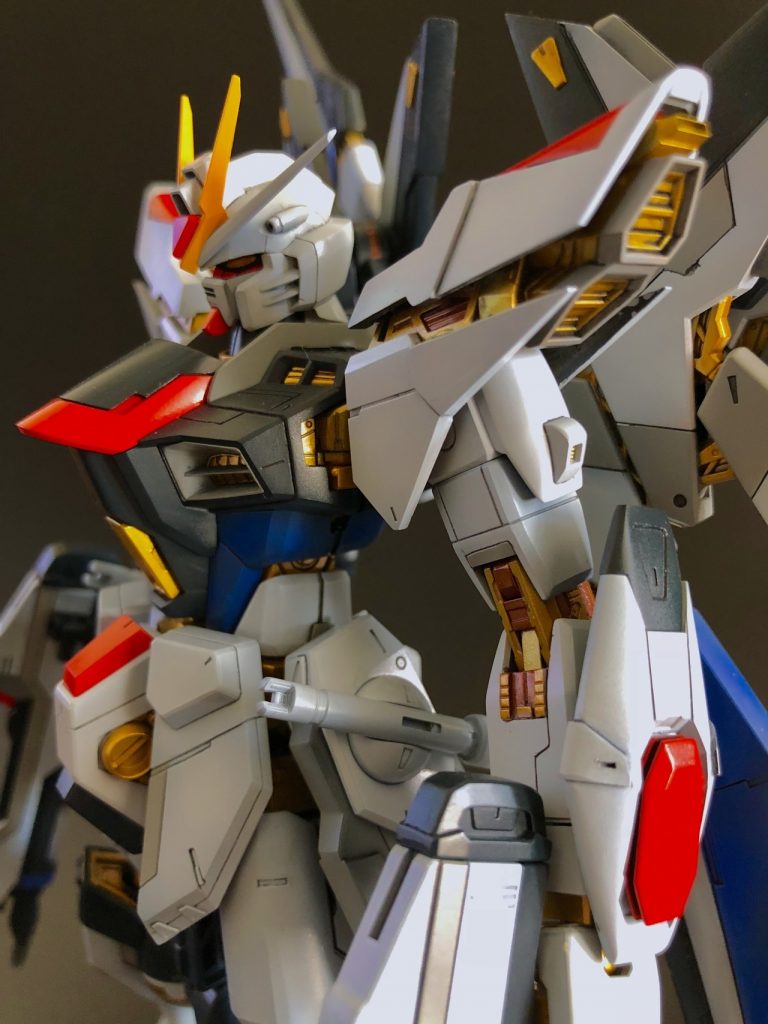 肩アーマー〜胸のラインは最も気を使った箇所。肩は金色のブロック(スラスターとタンク?)を装甲が覆っていると見えるように