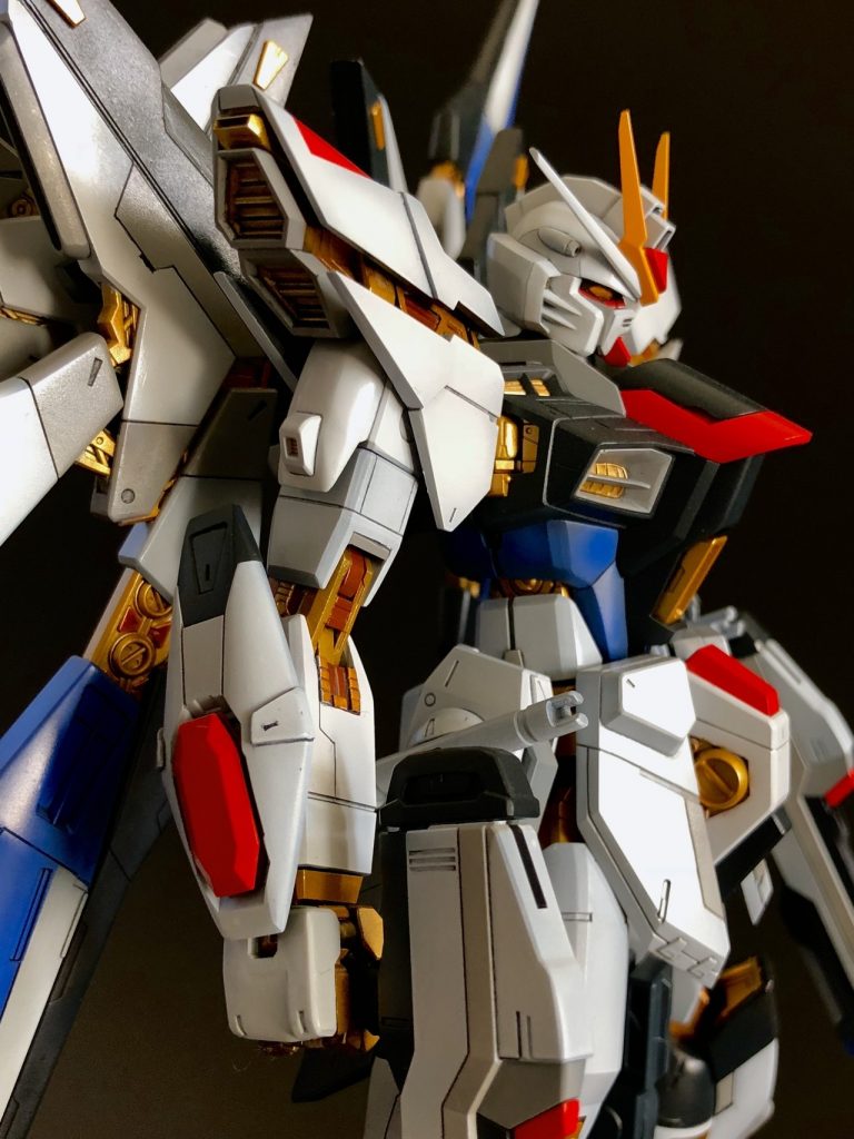 胴を少し伸ばして装甲に隙間を作ることで肩〜胸の逆三角形がスマートになるように