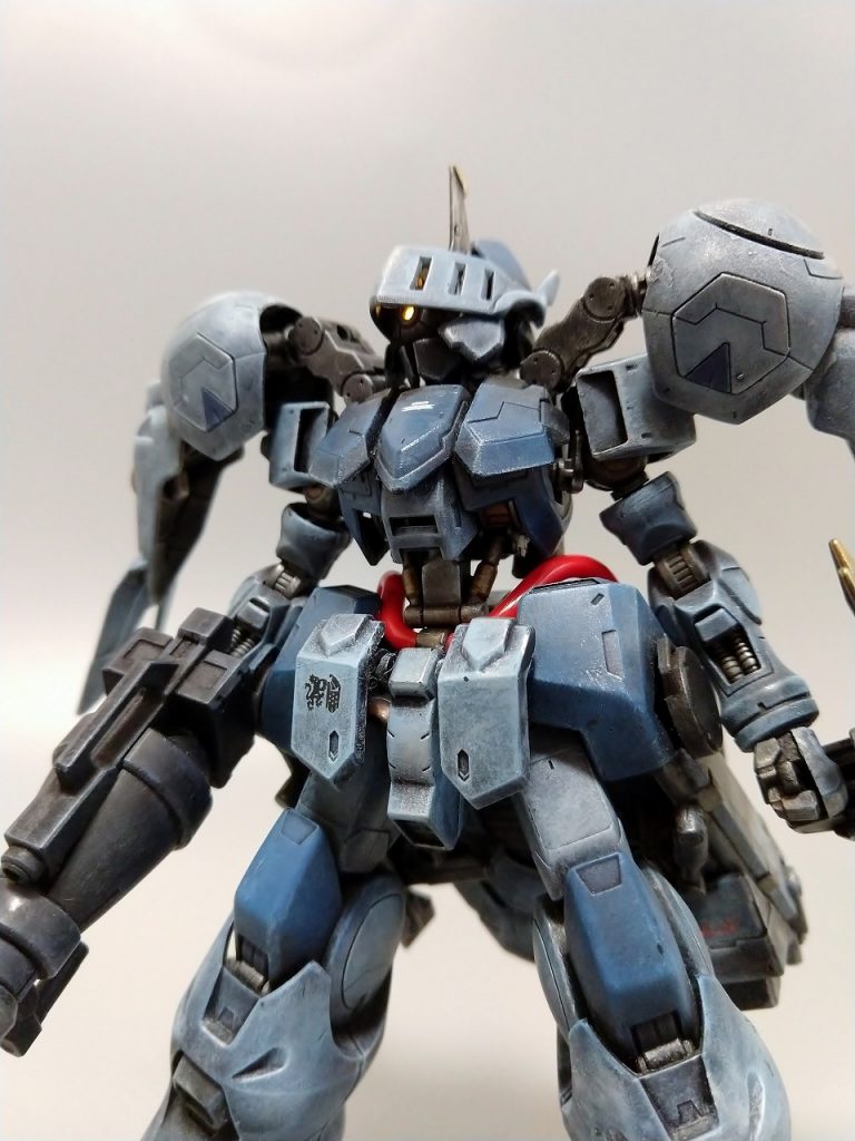 頭部はスタンダードなガンダムタイプと異なりグレイズ系と同様の開閉式センサーを搭載。キマリスと同様、この機体にもボードウィンの騎士嗜好が顕著にあらわれている。