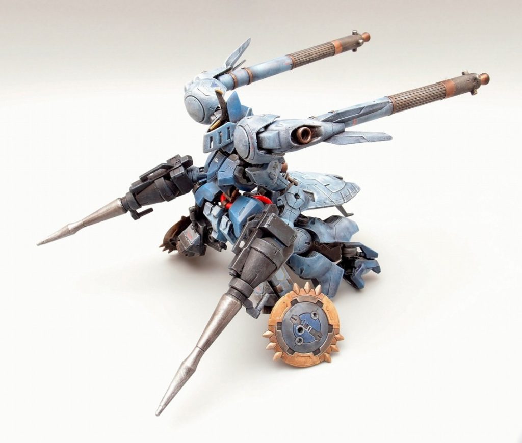 ランスを両手に構え、使い捨てロケットブースターを装備した対艦・対MA特攻モード。サブアームで保持したシールドを車輪に見立て、チャリオット形態と呼ばれる。