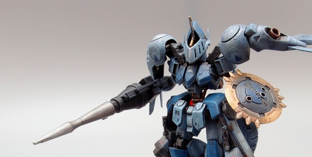 厄祭戦時、初代ボードウィン卿の近縁者が搭乗していたガンダムフレーム機。キマリスをベースに高速突撃戦法をさらに先鋭化させ、重装甲化と至近戦闘能力の強化を狙った。