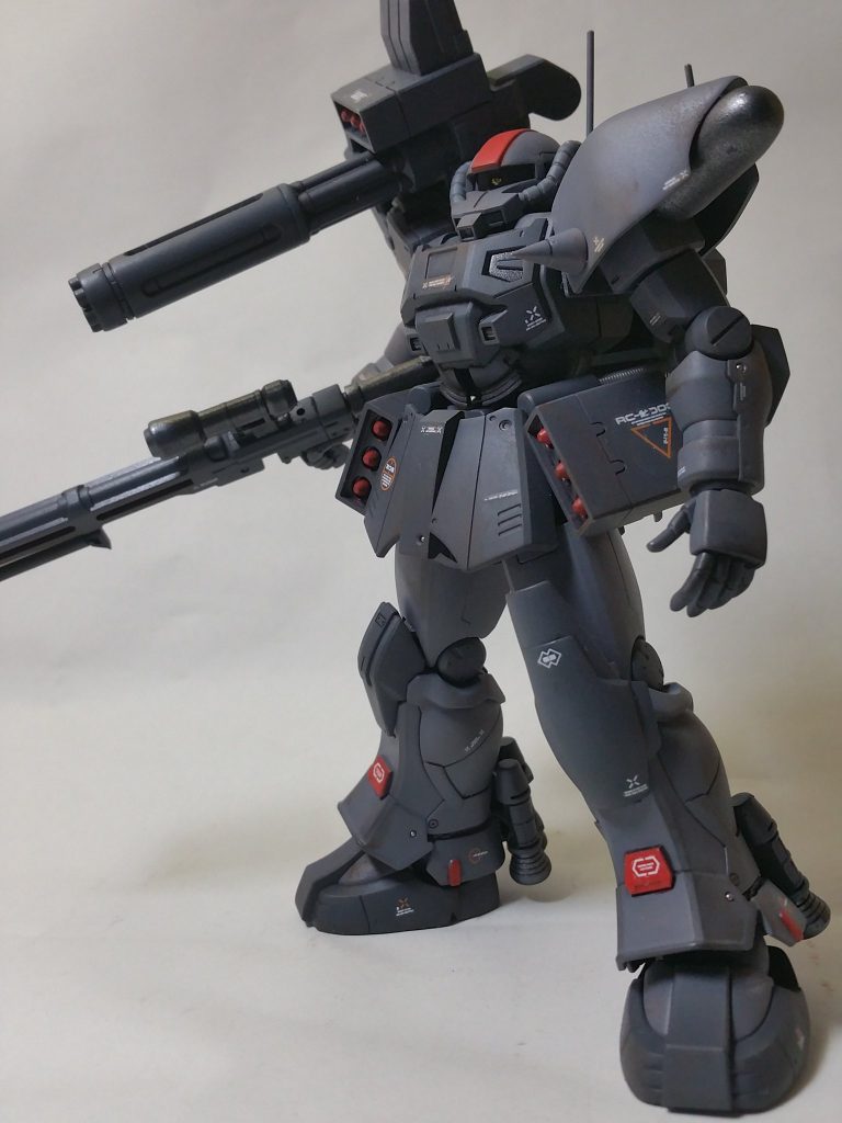 キシリア部隊機の肩やバックパックがコレジャナイと思っていたのにも関わらずプレバンのアクトザク買い逃したの民なのでジャンクパーツ取り付けて好き放題した機体になります。ビームマシンガンを持たせ左肩をゲルググのを弄ったもの、右肩にはバックラ―シールドとガトリングを担がせて射撃型にしてみました。