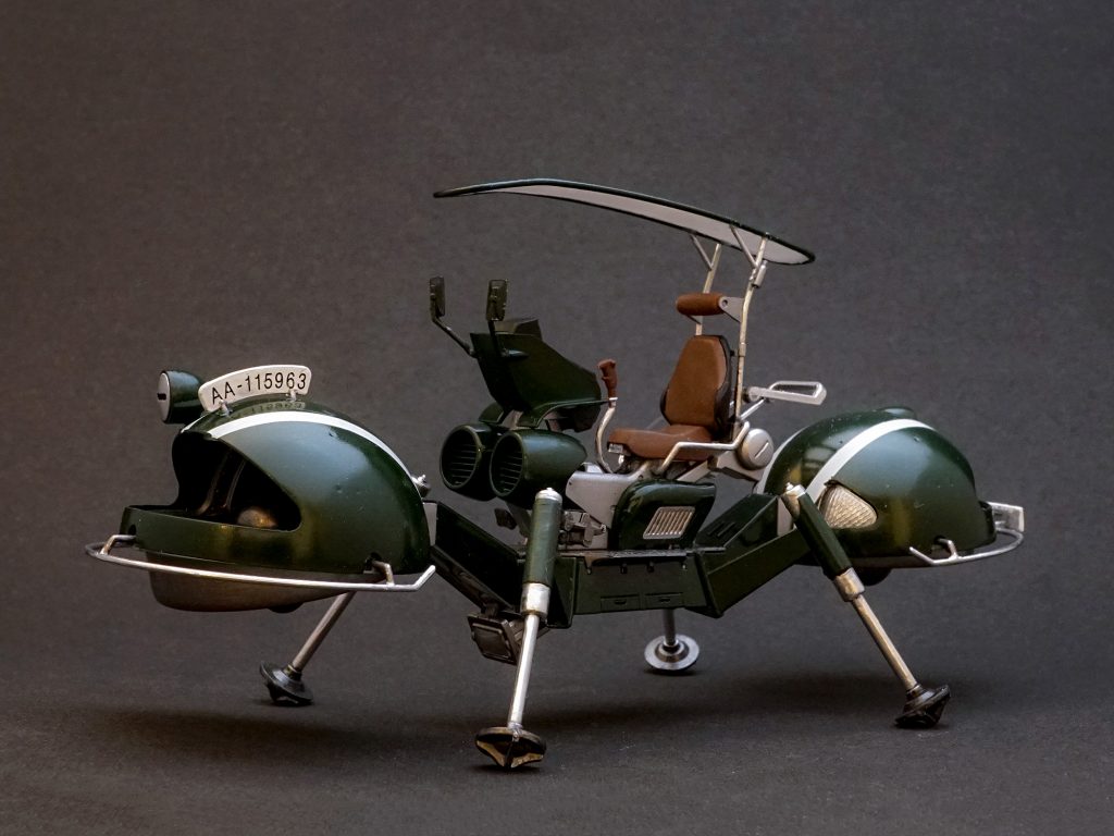 こちらは「軍払い下げのワッパをマニアが改造した」的な設定で作ってみたもの。武装を外して屋根を張りました。塗装もグロッシーに。