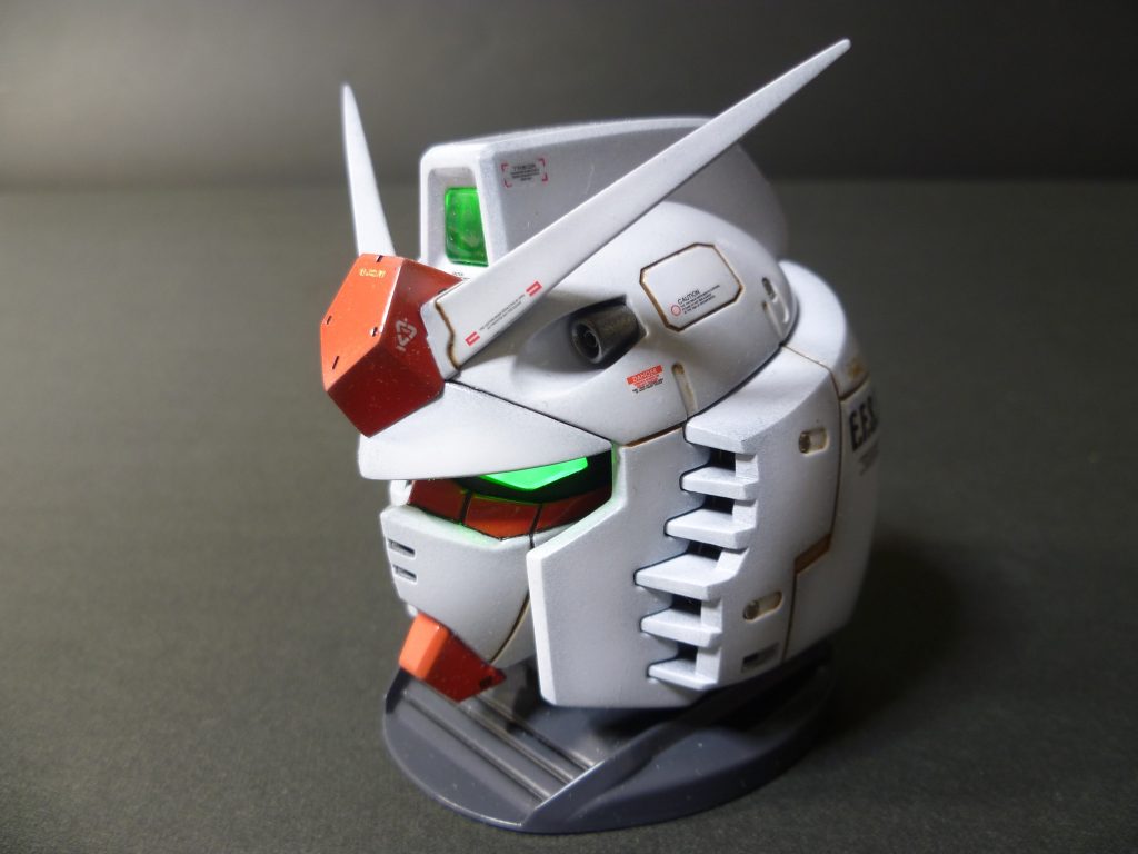 目とトサカの色味が変わるように、内部を黒と白に分けてあります。　本来は目が黄色、トサカが赤ですが　MK-Ⅱ以降のガンダムイメージで緑にしてあります。