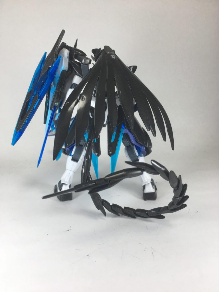 尻尾はギラギラーガがいただきました。
ウネウネ動きますよ。
髪の毛はノーベルガンダムのバーカーサーモードから。
接続部分が少しずれたのが……悲しみ。