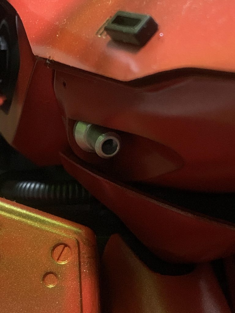 胸部のビームバルカン?は暗いですがシルバーで塗装し、アクセントを効かせました!