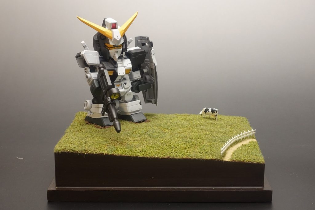 ベースは自作の木枠にモーリンの牧場の情景制作キット+αを使用して制作しています。