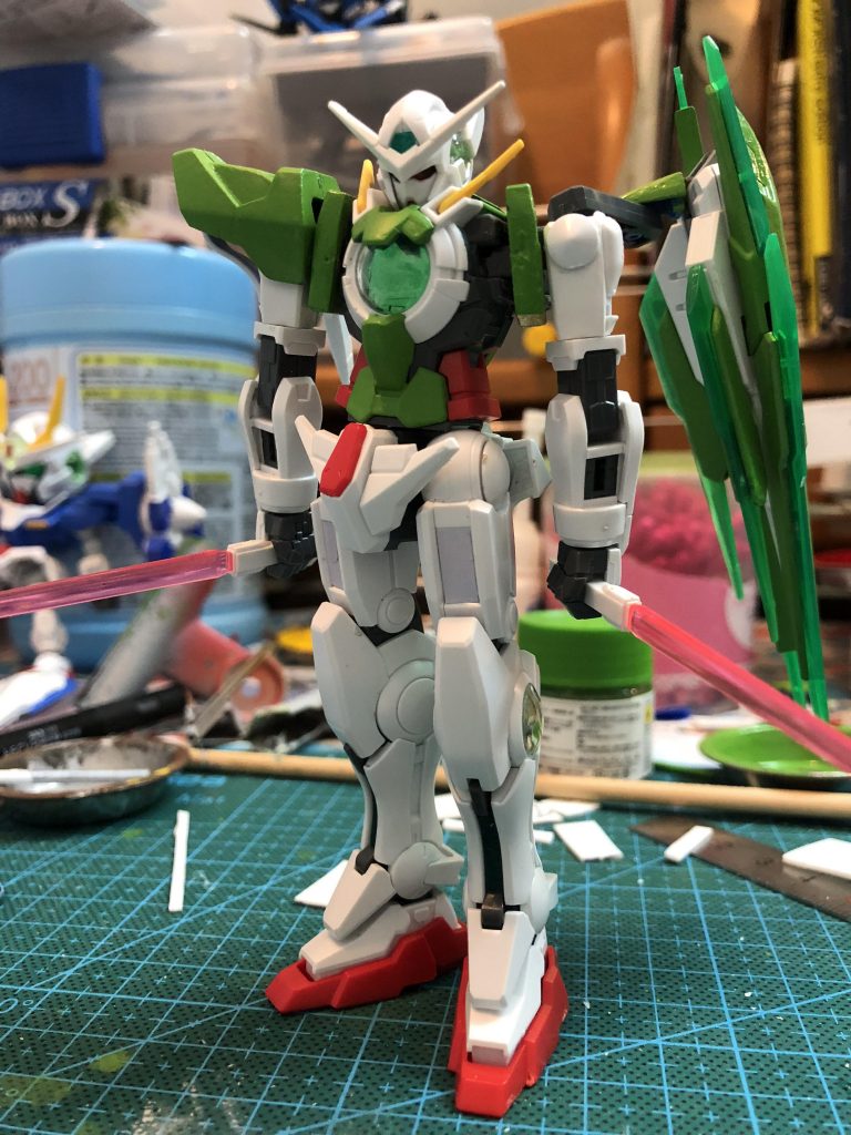 GNビームサーベル 
肩に1つ お尻に2つ 装備
出力調整でビームダガーに することも可能