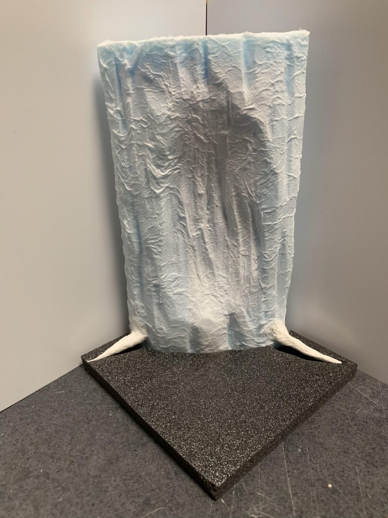 ある程度削ったスタイロフォームにティッシュを貼り付けた状態です。