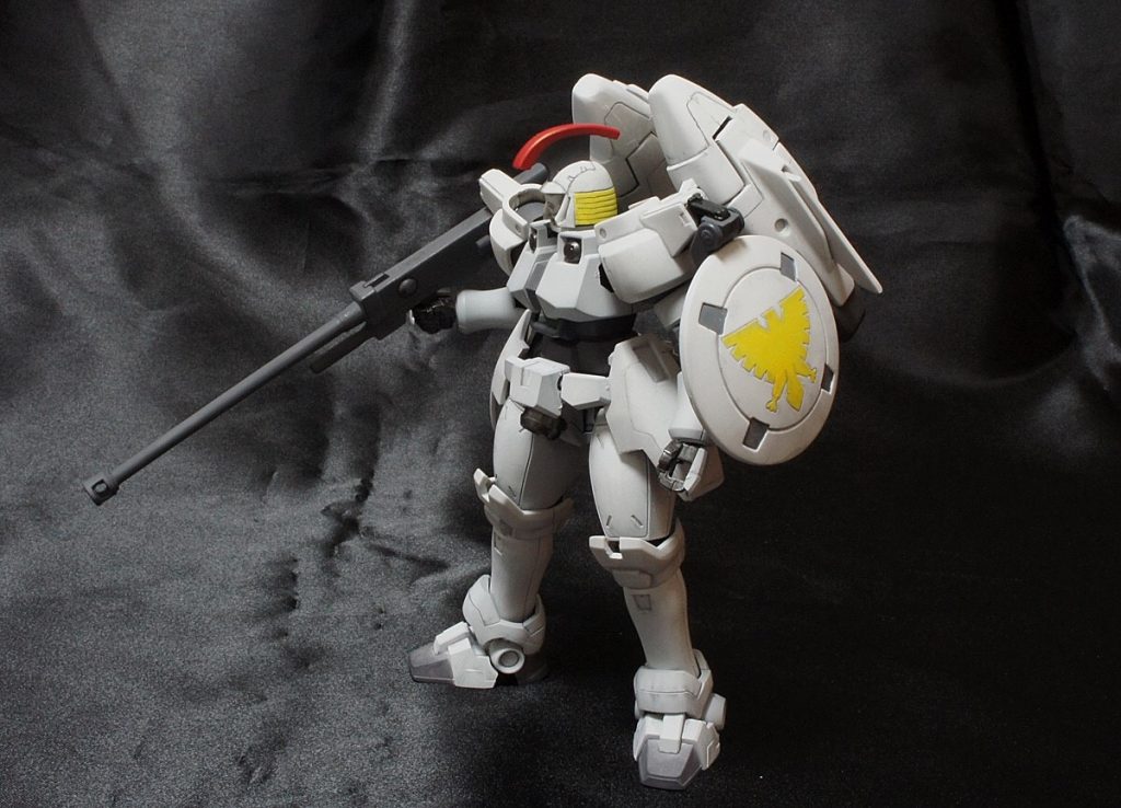 シールドは紋章みたいなのがカッコいい
んで旧キットのものに接合部だけリーオー
から持ってきました。