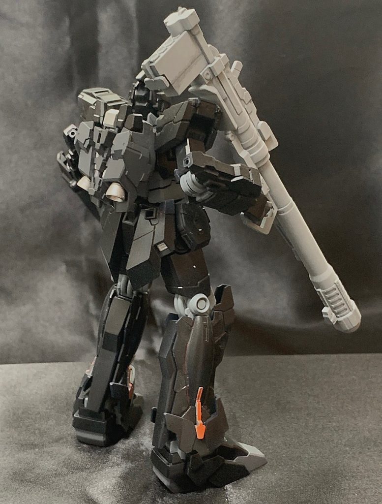 差し色に赤を使って、スミ入れも赤でしようと
したんですが、当然のごとく発色せず．．．
先に赤に塗ってから黒を吹くべきでしたね(^-^;