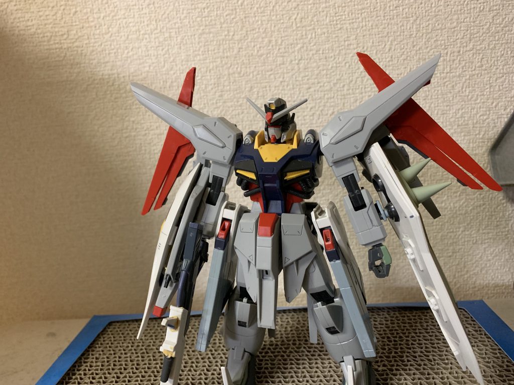 まだ塗りもなく、バックパックもない時点の本体。
本来腰についてたドラグーンパックは肩裏に回してRGエールストライクの翼と1/60エールパック重ねた翼を付けて機動力アップしてるように見せている。
この形態が意外と好きです。