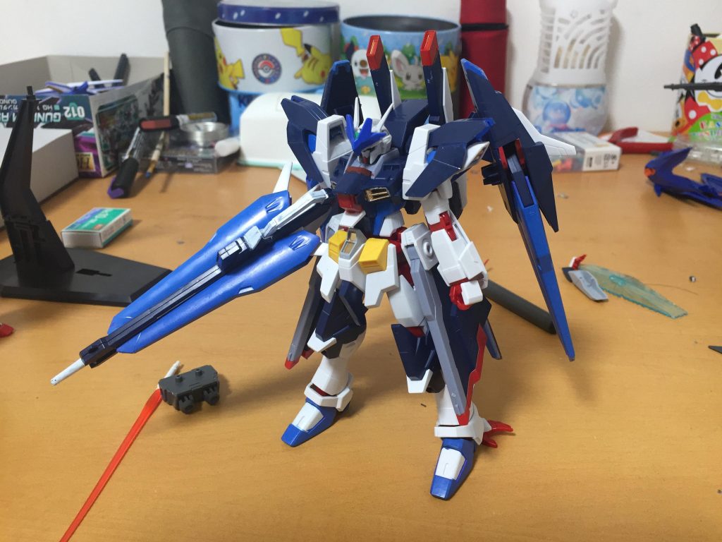 ドラグーンガーターとツインライフルをバックパックとして新たに開発し、それを装備した
「エリクシルガンダム・フルドラグーン」
これにより宇宙での高速戦闘やドラグーンによる広範囲攻撃が可能となった
そして新たな装備として機体の出力を上げる、
「トポロジックシステム」が追加、発動すると1分間だけドラグーンバインダーを展開し、出力を大幅に上昇させる
必殺技はドラグーンライフル、レールガン、ツインライフル、ドラグーン系13門から放たれるを「エボリューションバースト」
ドラグーン全てをビームサーベルを連結させ巨大なビームサーベルを形成し、切り裂く
「バルムンク」
放出された粒子を熱に変えて手に集中、敵を掴み貯めた熱を一気に流し込む「プロミネンスエンド」となっている