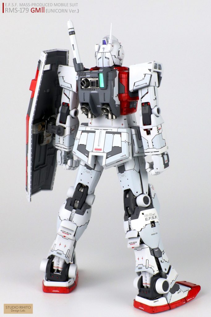 ■センサーディテール
センサー類はHASEGAWAの限定偏光フィルム２種類で仕上げています。頭部カメラはブルー系、シールドや胸部、ランドセルカメラはグリーン系としました。クリアパーツはあらかじめサンディング後にポリッシングすることで、光沢をマシマシとしています。

■脚部
このキットはふくらはぎの外装に残念な合わせ目が生じるので、綺麗に接着・合わせ目消しを行い、２段ハッチオープンの工作を行いました。内部にはヒンジ、ヒートシンクディテールをインストールしています。
また、上部合わせ目は手作業で一枚ずつフィンを接地して、情報量を追加しました。

■外装
各所、フレーム露出を行う開口処理を行い、内部のフレームやシリンダーがちらりと覗くようにしています。