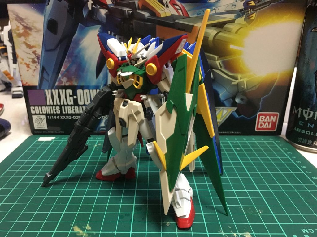 頭部、胴体、羽根以外は普通に組んだパーツの組み合わせで。
胴体はフリーダムっぽくしたかったのでプレートを延長してます。