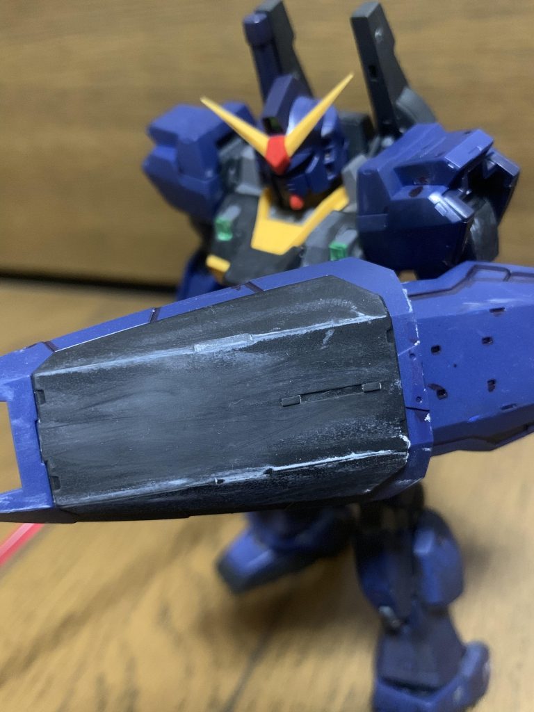 シールドはグレーを使い、角の色がはげているイメージに