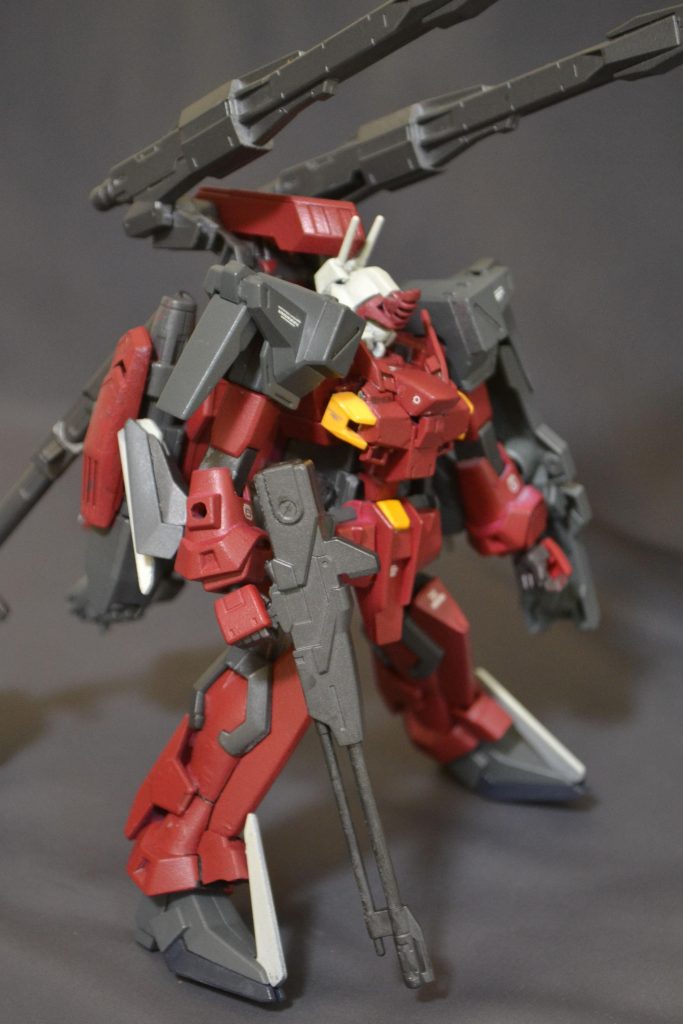 一番苦労したところは、イージスのスタイル修正でした。胴長スリム体形にぼってり感を出すために
・胴体は4㎜短縮
・胸部は両側に黄色いアクセントをおいて幅広感を強調
・ふくらはぎ部にEZ-SRのパーツを使って脚を太く
だいぶマッシブな感じになりました。