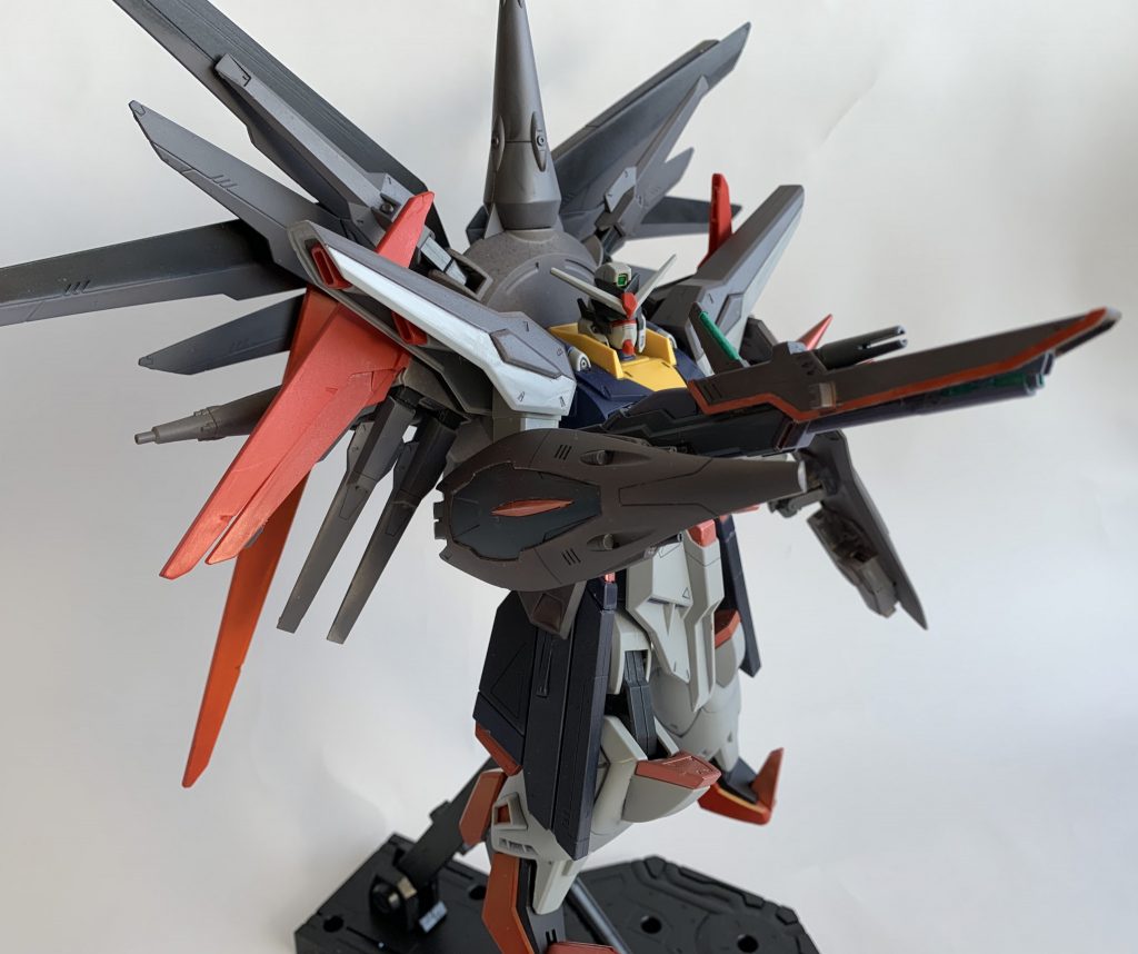 加えて高起動戦を繰り返しながら活躍したフリーダムのクスィフィスレール砲2門・バラエーナプラズマ収束ビーム砲2門・ラケルタビームサーベル2本を装備
フリーダムの翼と腰回りを増築する事で火力機動力を両立させた。