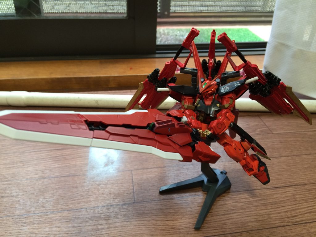 当時は大好きなレッドフレームにどれだけ刀を持たせられるかというのに挑戦していた時期でレッドの武装全部盛るのはどうだろう？というコンセプトから生まれましたw