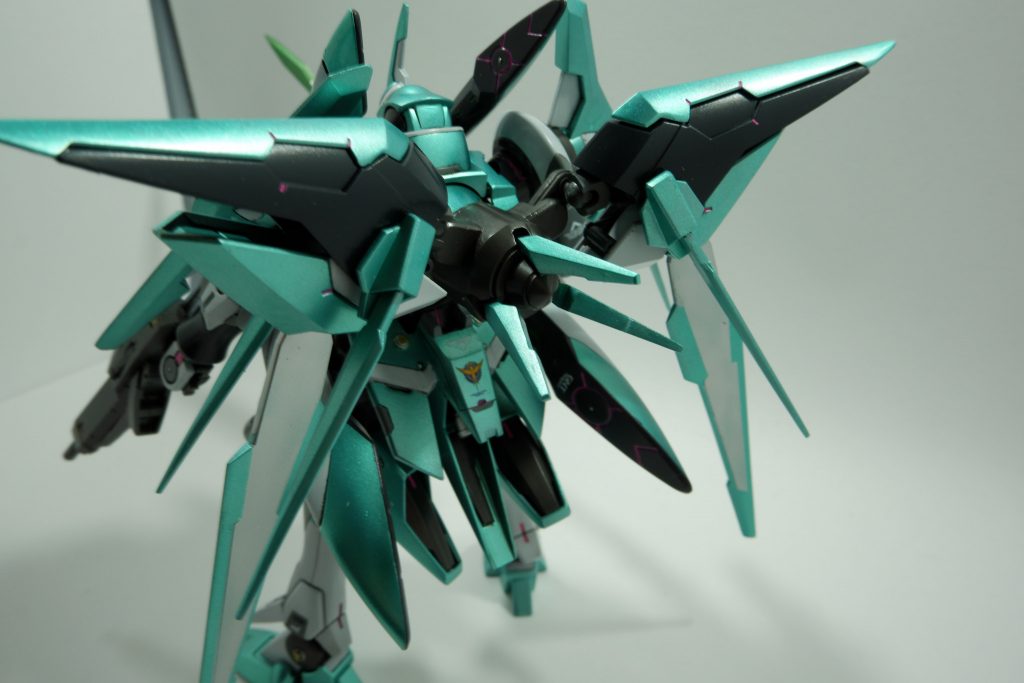 そのままだとダークマターブースターが取り付けられない為、ブースター基部を削ってエポパテで成形。
GNドライブ基部にプラ棒を取り付けて取り付けられるようにしました。
ダークマターブースターの左右のユニットはキットそのままだと干渉するのでボールジョイントで接続。
腰のブースターはスジボリ追加+塗分けや裏にディテールを追加してます。