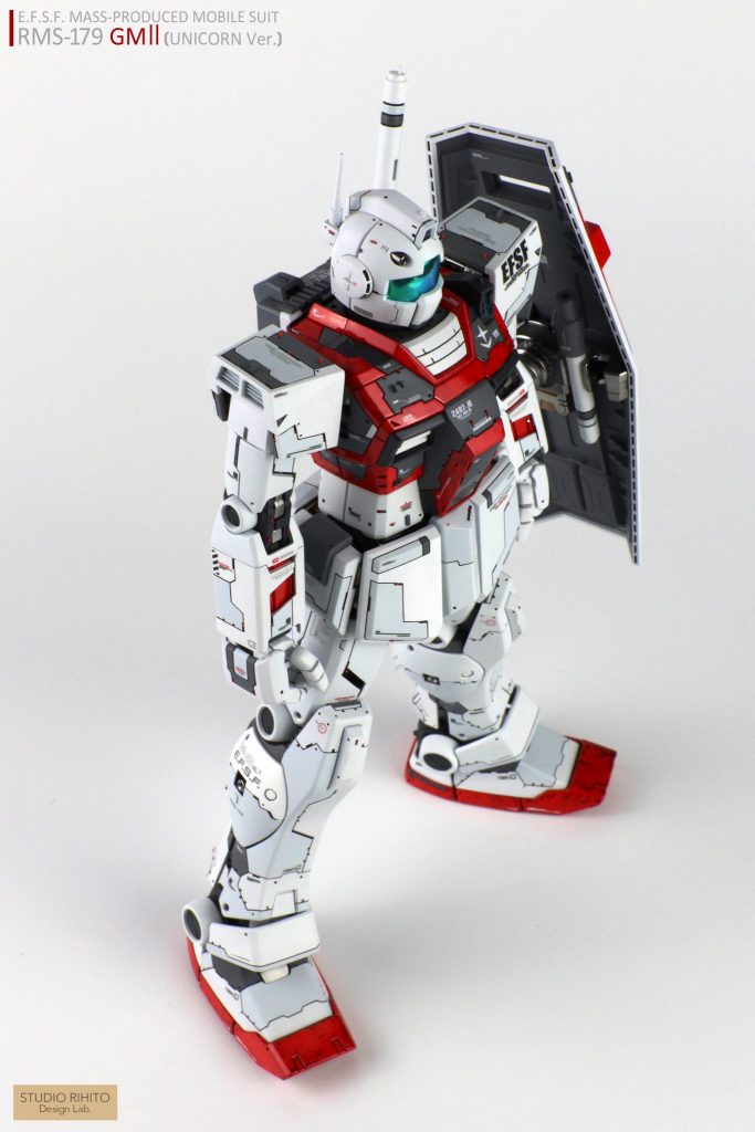 ■側頭部
0.2mm タガネでバルカン後方に３連スリットを設けました。また、さらにその後方にもレッドチップでディテールをアクセントに追加しています。