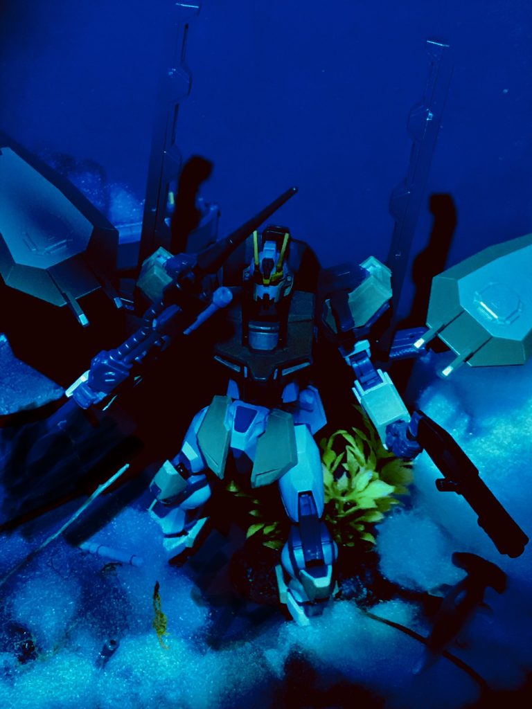 ドローンで撮影された海中での運用試験の様子。
余談だがオリジナルのストライクは何の専用装備も無い状態で、単独でザフトの水中MSと交戦したという記録が残っている。「海」を主目的に開発されたMSを海の中で汎用MSが撃破した……。改めてストライクという機体が持つポテンシャルの高さに驚かされてしまう。