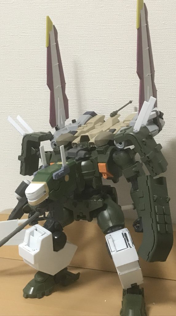 塗装前の状態です
いくつか完成品に無いパーツがありますが、実はこの状態から一年ほど放置していたのでパーツが何処かに行ったり折れたりしたので無くなってます。
確か製作中にビルドダイバーズが始まってしかもプロローグに宇宙仕様のファントンが、出ていたので興奮したのを覚えてます^_^