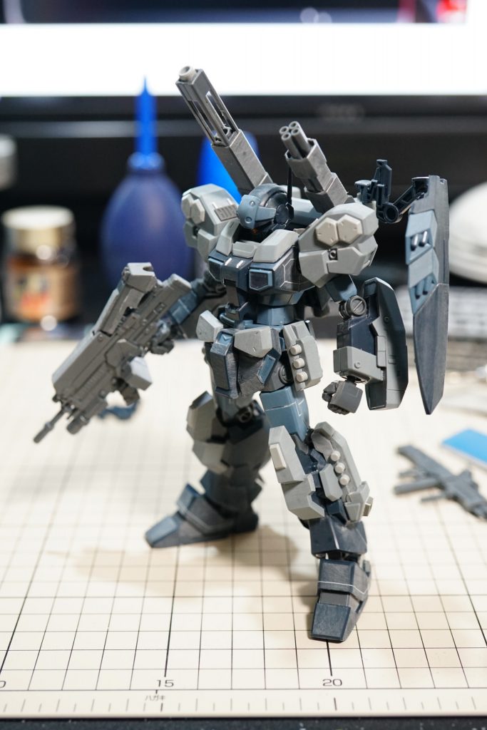 武器をマウント出来るようにバックパックに3ミリの穴を開け、各所にプラ板や筋彫りなどでディテールを追加していきます