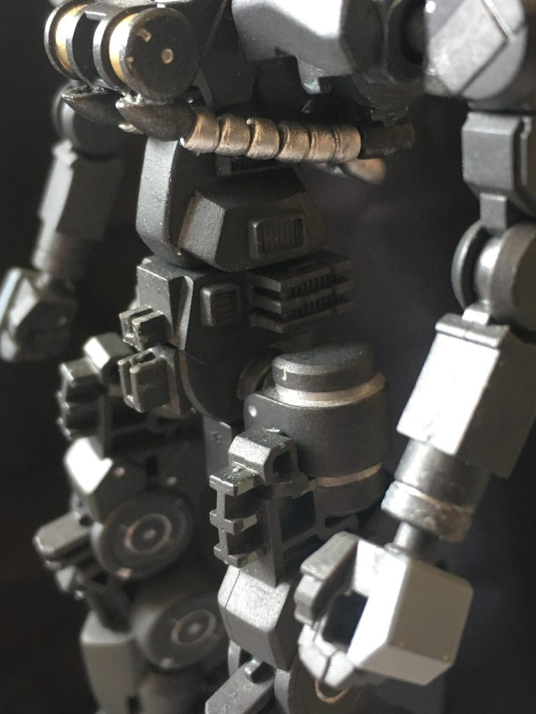 腰周り。上記の通り、ケーブルをパイプ型に置き換えている他、サイドアーマー接続部を切り、ディティールパーツを付けています。