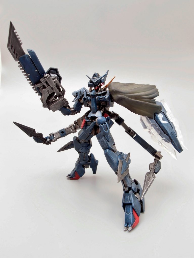 戦闘スタイルは、ガンダムの典型である近接戦偏重。各部にマウントされた小型剣をサブアームを活用し自在に操る。シールドも縁部に刃を備える全身凶器的な構成。