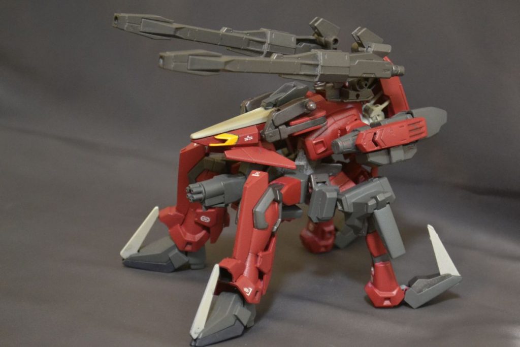 ■ガンタンクモード
キャタピラはさすがに無理なので多脚戦車ということにしました。
四つん這いになって前後逆になった状態です。
申し訳程度にガンタンクぽいバルカンを先端に取り付けました。