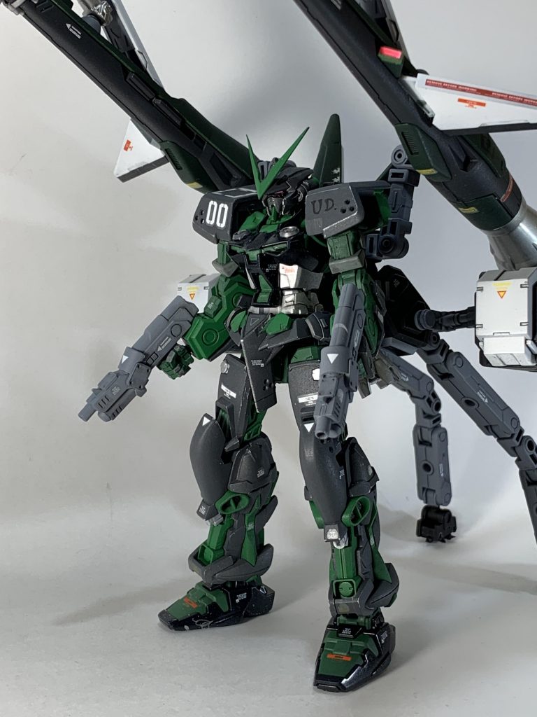 フロントビュー。本体はカラーリング以外に細
々とパーツ変更を行っています。グリーンフレームを選んだのは、砲撃しようということでミリタリー感のあるグリーンカラーということと、ロウ.・ギュールがパーツから組み上げた際にセンサーを強化したという設定があるので射撃主体の機体ならちょうどいいかなと思いグリーンを選びました。