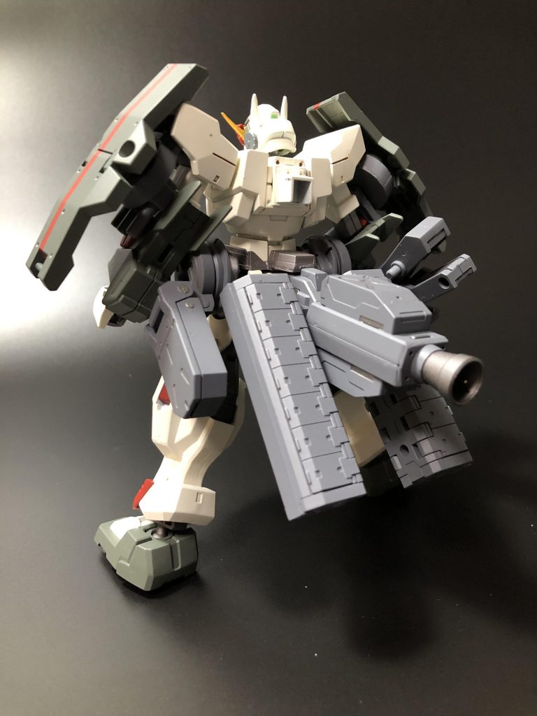 *バスターフォートレスガンダム本体*
武装は殆どがバッグパックに付いており
腰にエネルギータンク一体型の
中型ブースターが付いている為それなりの機動力もあるのでこの状態なら通常の中近距離の戦闘も行える