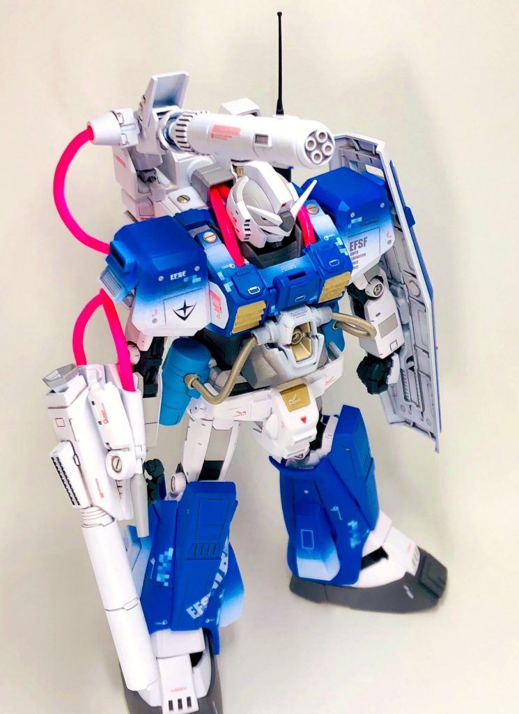 サザビーのハイメガを加工してくっつけました 胸パーツは少し削って軽量化してます。