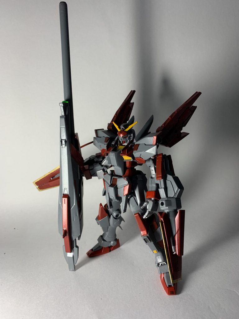 オプションである長距離砲撃用装備「デモリッリョン・バスター」。長射程と高威力を誇るビームランチャーであり、収束率を高めることで耐ビーム装備に対してもダメージを与える事が可能。使用時にはケーブルで機体背部のヴァリアブルスラスターに接続する。