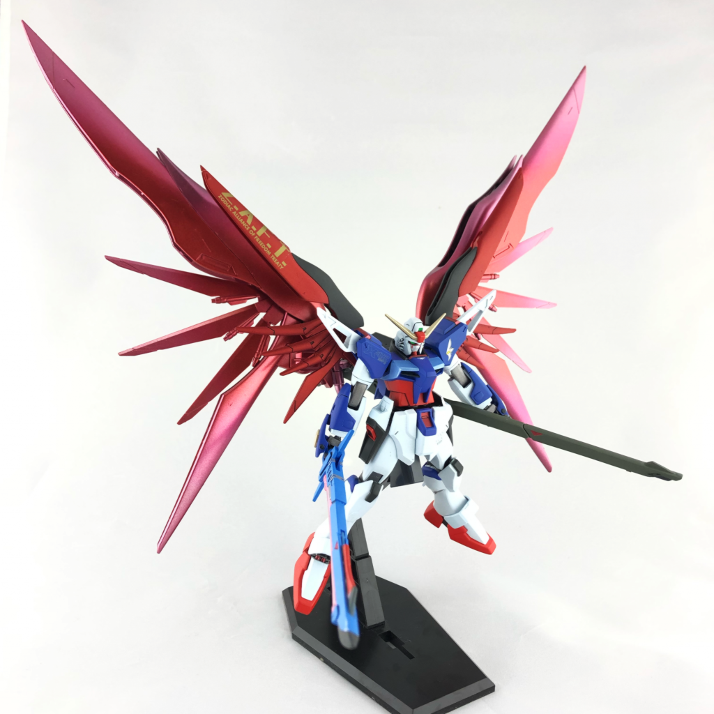 本来のキットには翼のビームエフェクトが付いていますが他のアプローチで翼の存在感と強さを表現したかったのでMGデスティニーから翼を借りて後ろにもう1セット装備させ、エフェクトの意味合いも込めた角度と高さに配置しました。