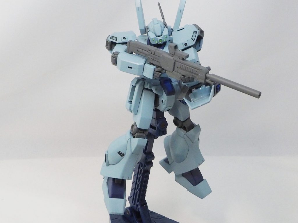 左手の平手を別キットから持ってきて違和感なくライフルを構えられるようにしています